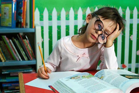 ребёнку НЕЛЬЗЯ ПОМОГАТЬ, потому как он разбалуется