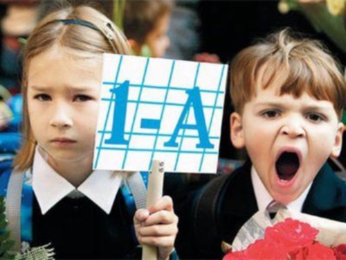 Если ваше чадо панически боится школы, то в первую очередь нужно узнать, что именно его так пугает