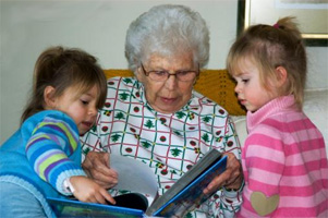 Бабушка – это мудрейший человек, который прожил жизнь и сможет передать младшему поколению не только свой опыт, но и семейные традиции, знания