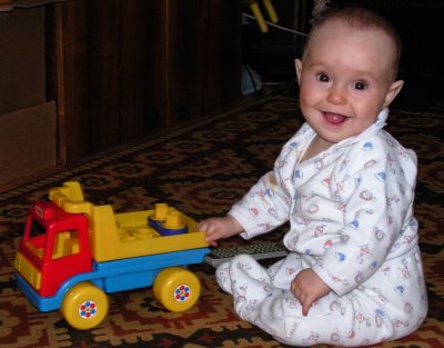 Игрушка должна подбираться в соответствии с возрастом ребенка.